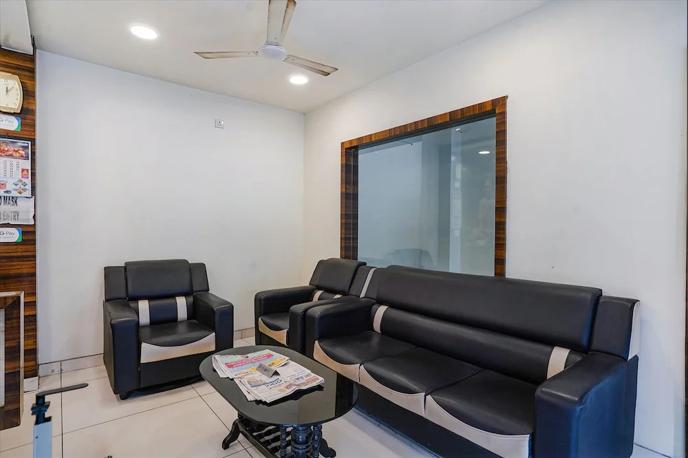 Fabhotel V Grand