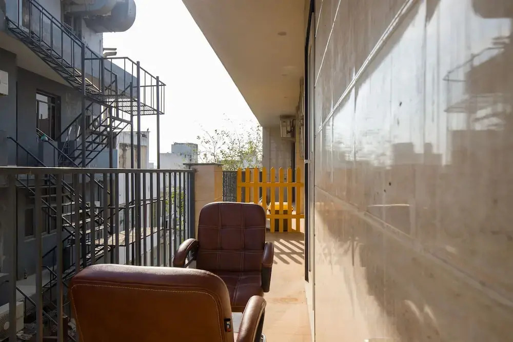 Alaya Stays Miyabi Executive Suite, Elegant 1-BHK Suite With Common Pool, Gym & Restaurant