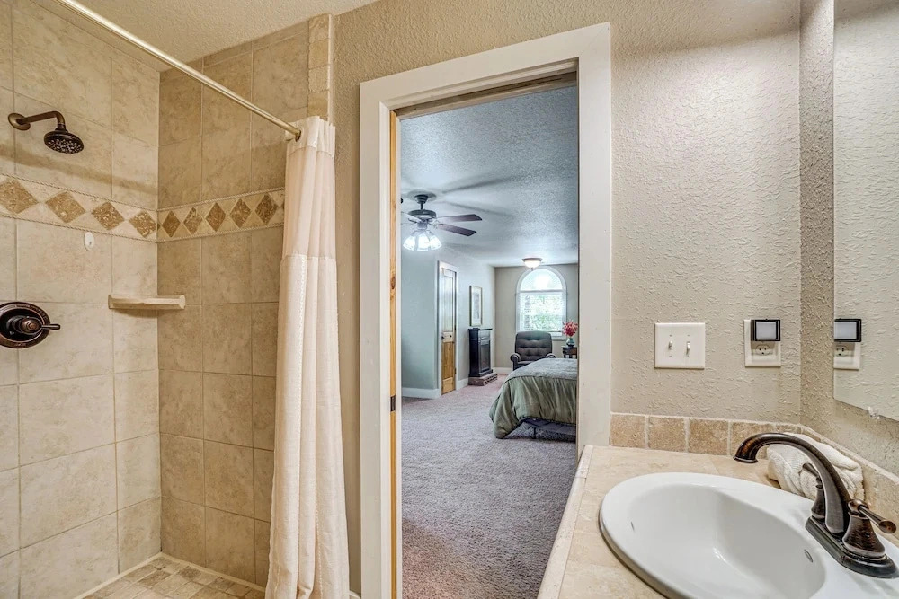 Luxe Helen Gem W/hot Tub + Pool Access