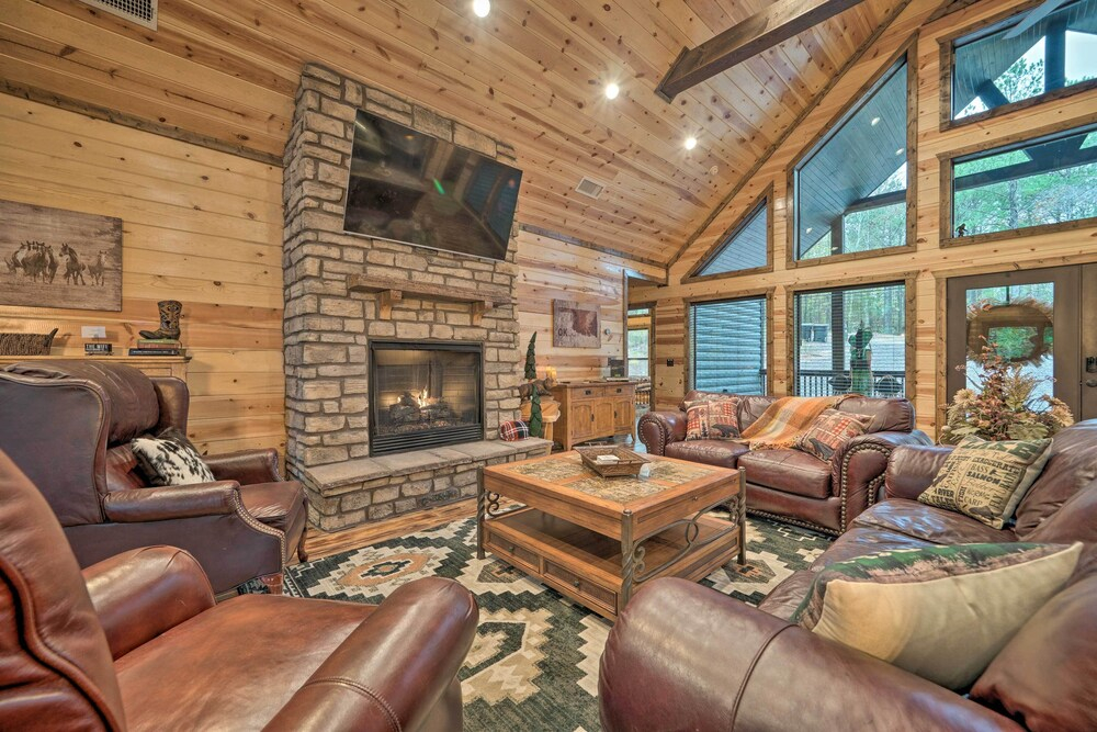 Broken Bow Cabin: Deck w/ Hot Tub & Pool Table