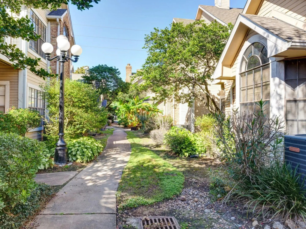 Lovely 2 BR, 1 ba condo near Medcenter