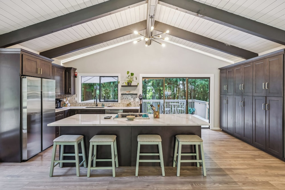 Modern Forest Escape, Near Lake Stevens & Hikes