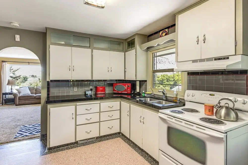 Mountain Views: Walkable Lava Hot Springs Home!