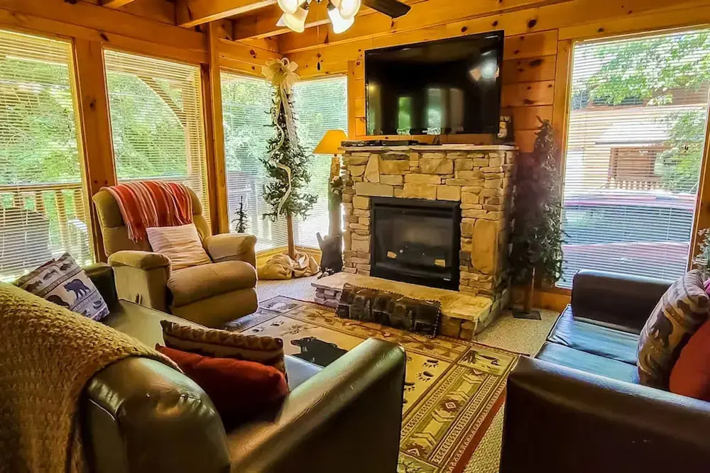 Cozy Cabin w Game Room hot tub Creek
