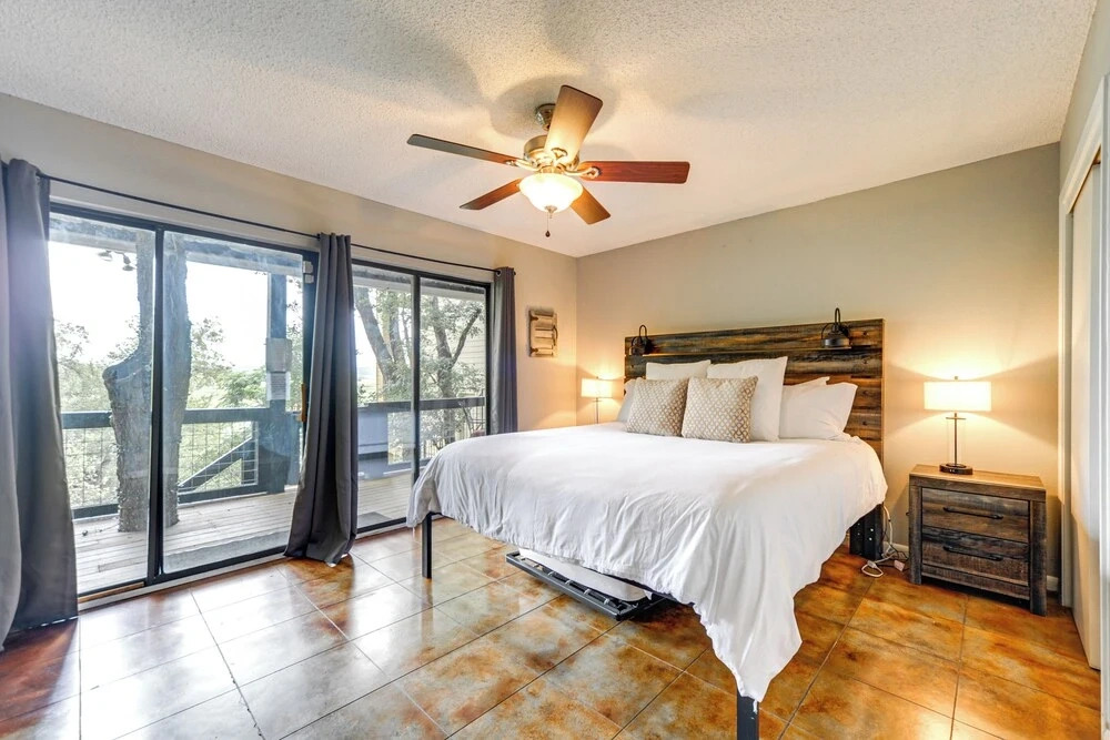 Lakefront Home: Hot Tub & Game Room in Spicewood