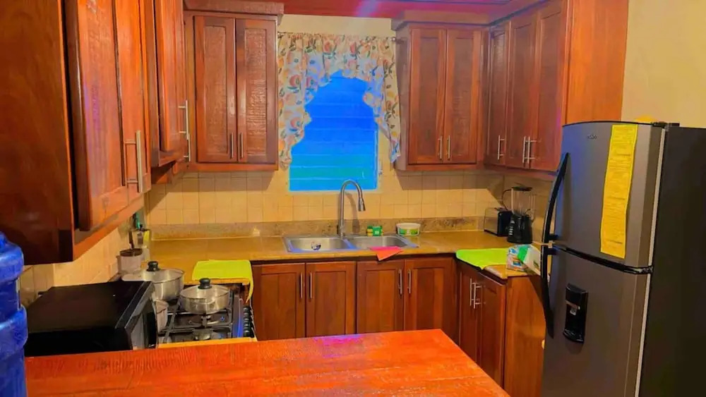 Lovely 2 Bedroom Condo With Pool And Hot Water