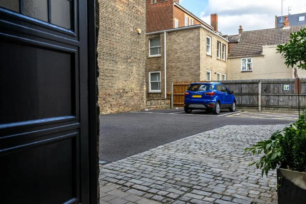 Stylish 2 Bed Apartment, Stunning City Centre Location, with FREE Secure, Gated Parking On-Site & Private WiFi, with Private Entrance & Courtyard Garden & Highly Rated