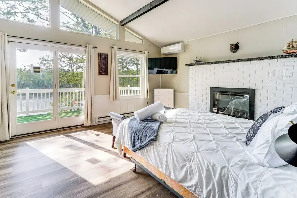 Hot Tub + Game Room! Lakefront Gem in Pocono Mtns