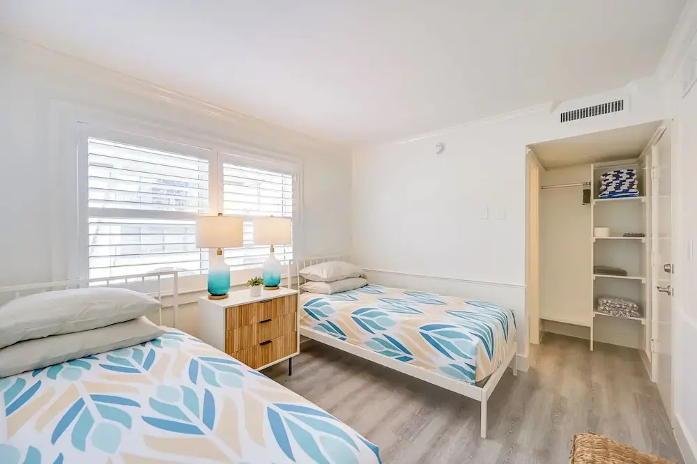 Updated Dtwn Naples Condo: Across From Beach!