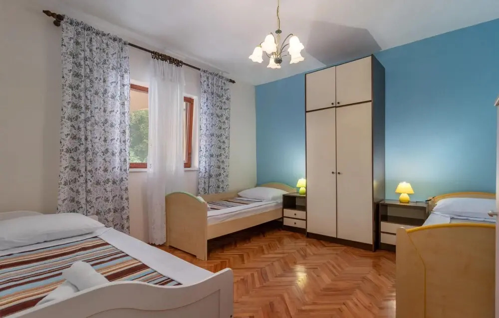 Beautiful Home in Donji Zagon With Wifi and 6 Bedrooms