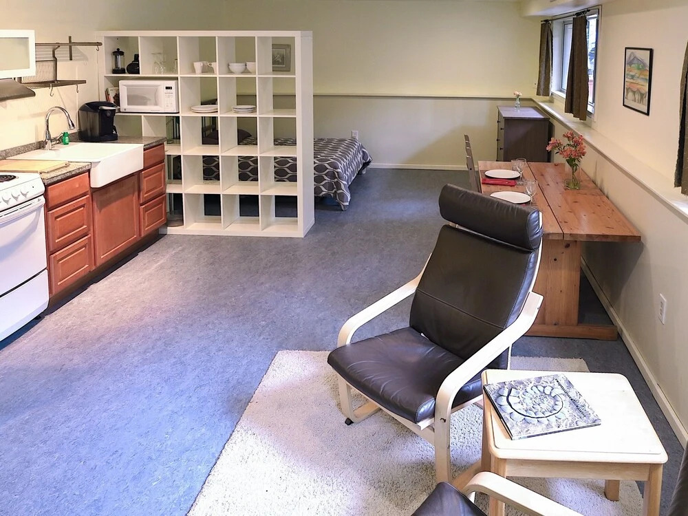 New Listing! Laurelhurst Hideaway, Near University Studio Bedroom Apts