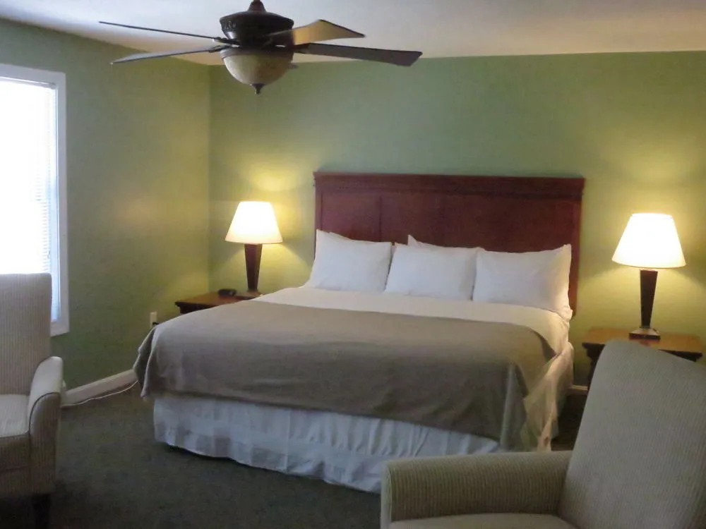Admirals Inn Resort