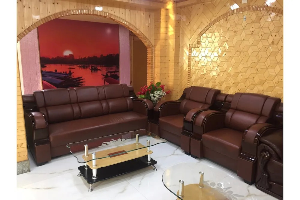 OYO 27855 Hotel Holiday Villa