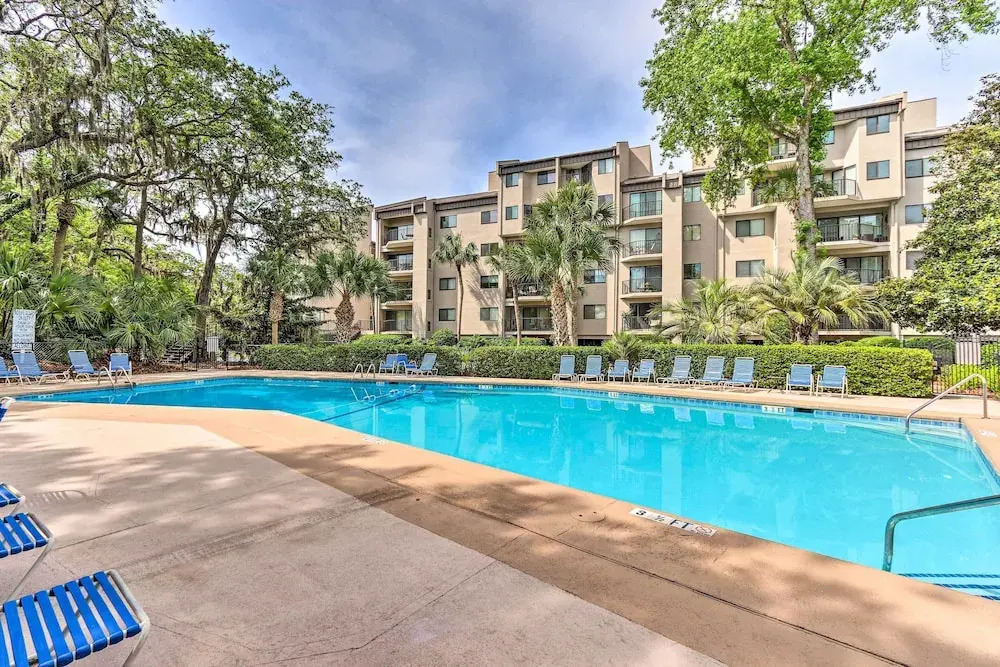 Hilton Head Island Condo w/ Pool - Walk to Beach!, Hilton Head Island