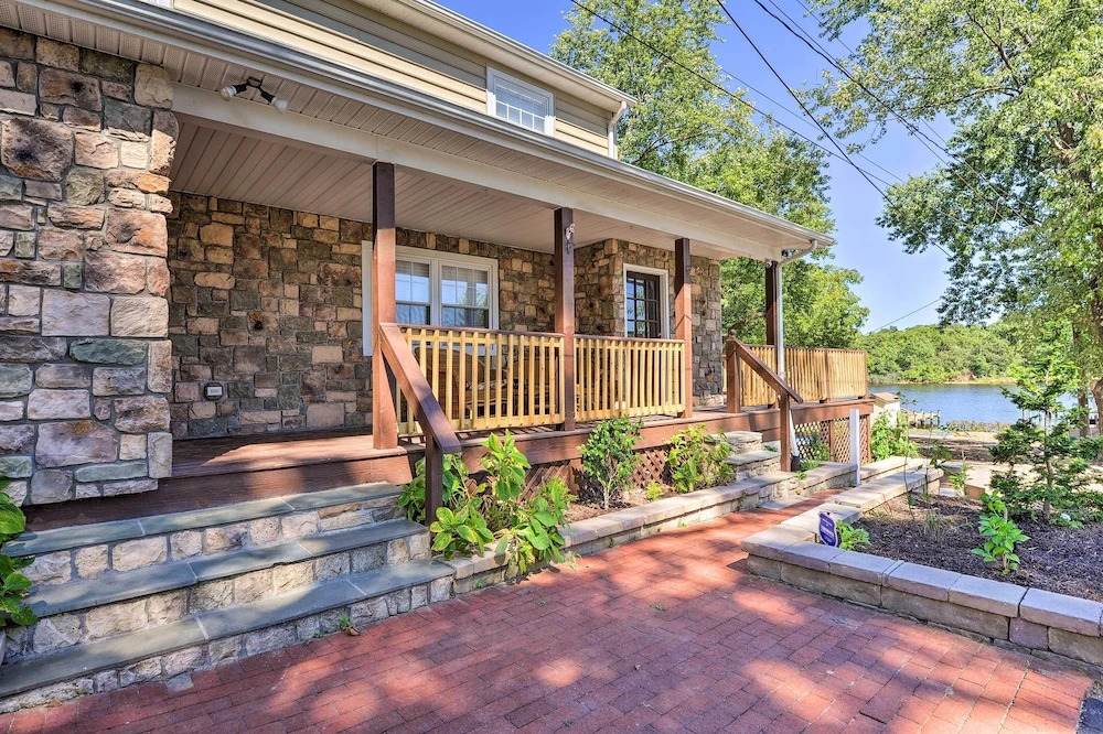 Sunny Glen Burnie Home - On-site Water Access
