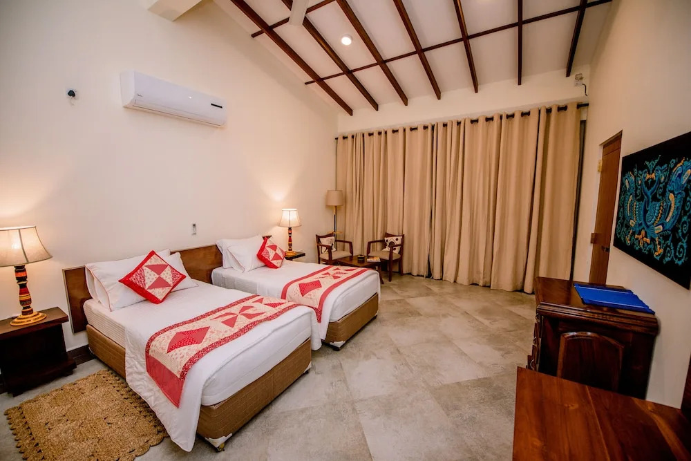 Arhimser Villa-superb 4 bedroom beachfront BB for 8 Ranna, Tangalle, pick up, serviced, taxes included