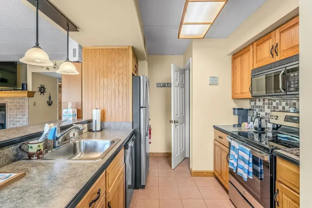 'cobbies Cove' Lakefront Gem: Epic Views & Pool!