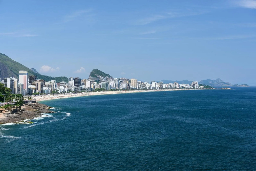 Ocean Blue Moderno com Vista Espetacular ao lado do Leblon na frente da Escola Stella Maris Garagem Internet Veloz 2 Smart TVs Piscina Sauna