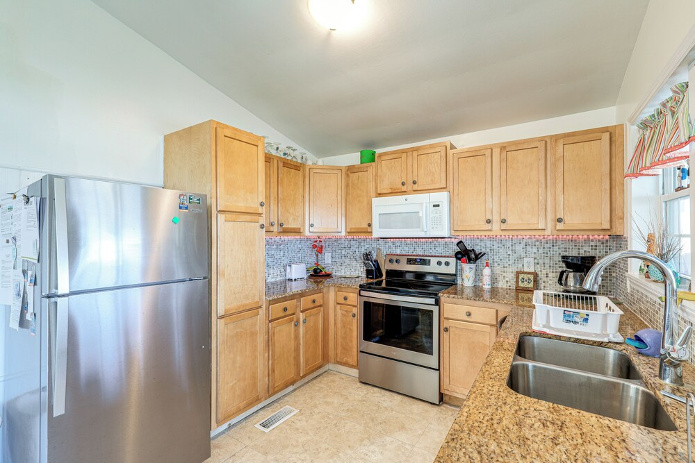 Oceanfront Gem w/ Rooftop Deck: Steps to Sand
