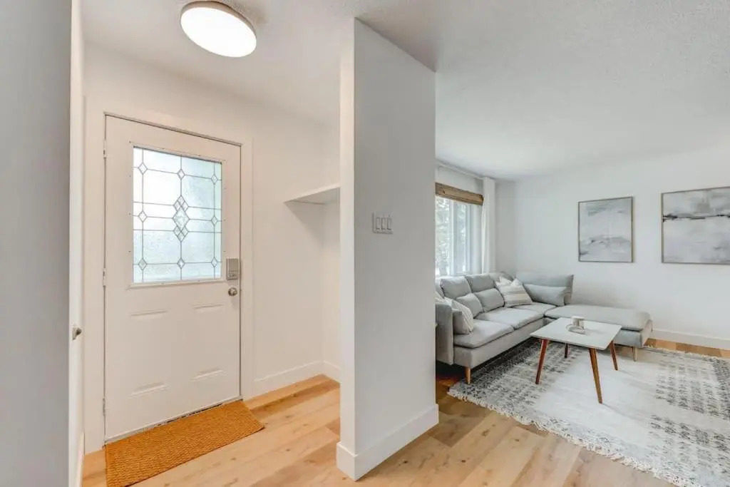 The Elm, 4 Bed Bungalow with Backyard and Firepit