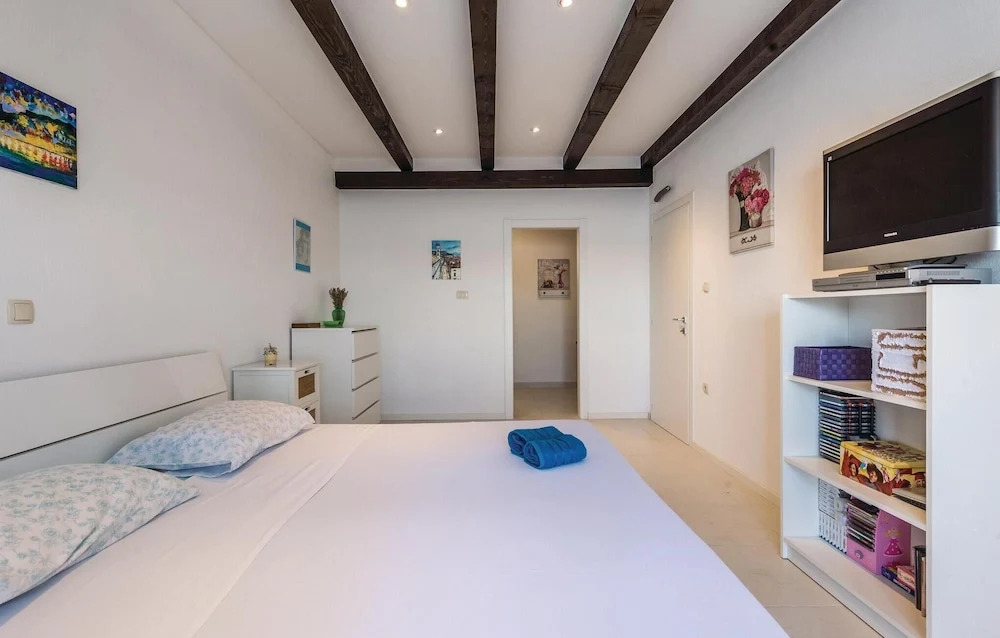 Beautiful apartment in Jablanac w/ 2 Bedrooms
