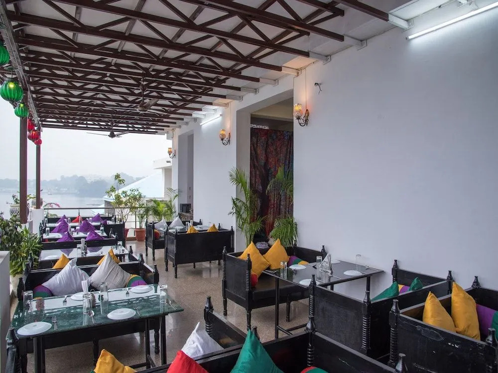 OYO 11716 Hotel Everest