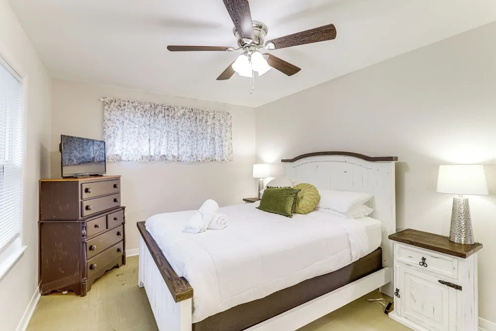 Lovely Tomball Home < 1 Mi to Dtwn + Pool Access!