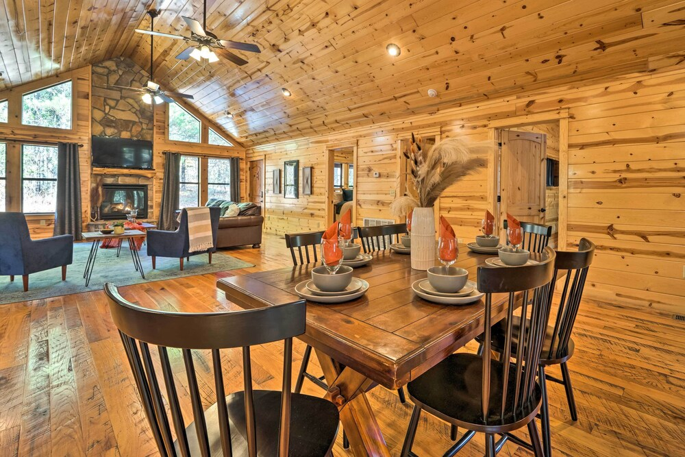 Broken Bow Cabin w/ Hot Tub ~ 6 Mi to Lake!