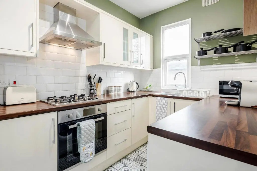Luxury Apartment 2bed & Parking - East London - by Damask Homes