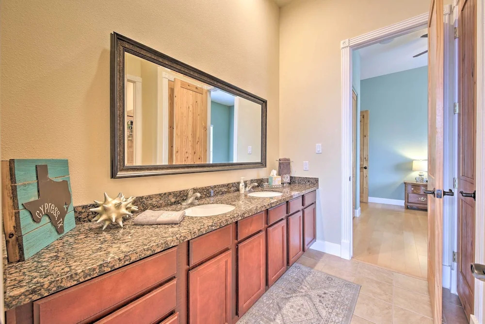 Lakeview Escape w/ Hot Tub, 1 Mi to Canyon Lake
