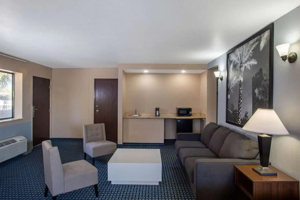 Super 8 By Wyndham Naples