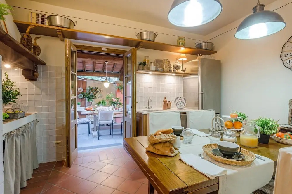 Villa Alberta, Panoramic 4 Bedrooms Farmhouse with Private Pool in Lucca close to Town Centre