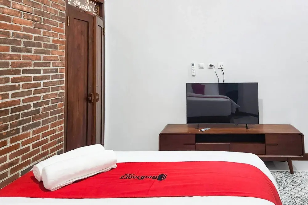 RedDoorz near Stasiun Sragen
