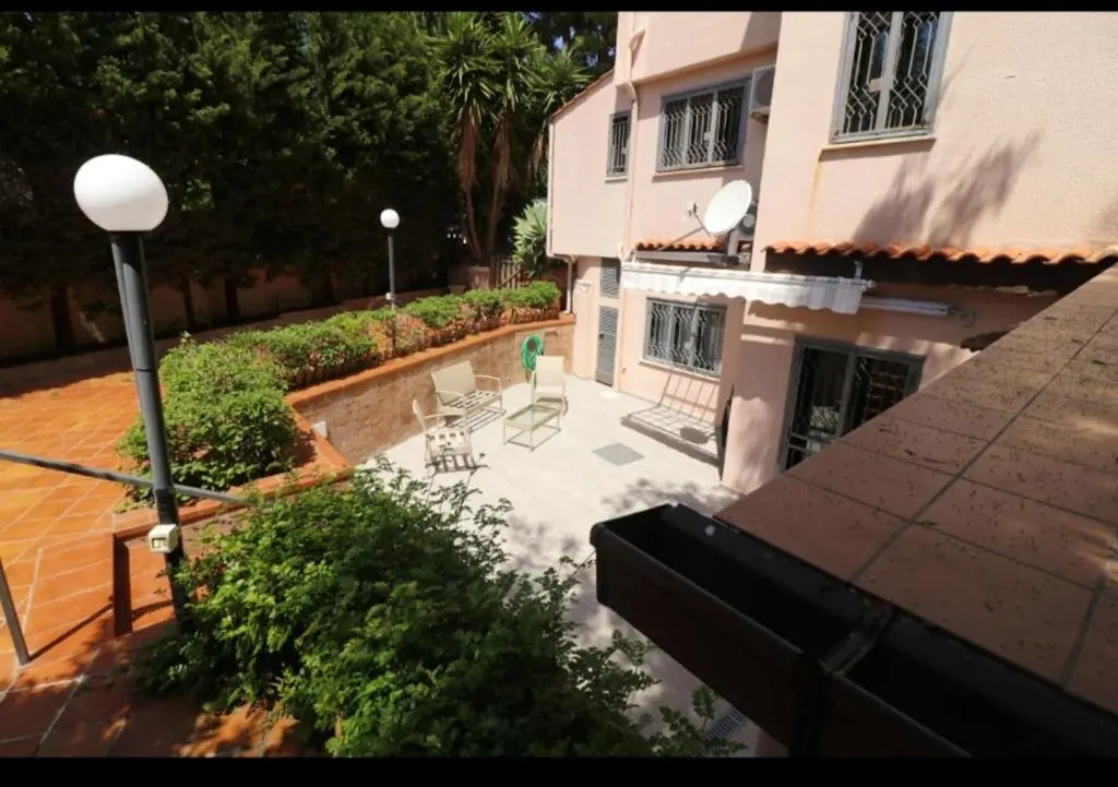 2 bedrooms appartement with enclosed garden and wifi at Palermo 1 km away from the beach