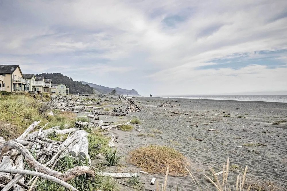 Gold Beach Townhome With Ocean Views & Sunroom!