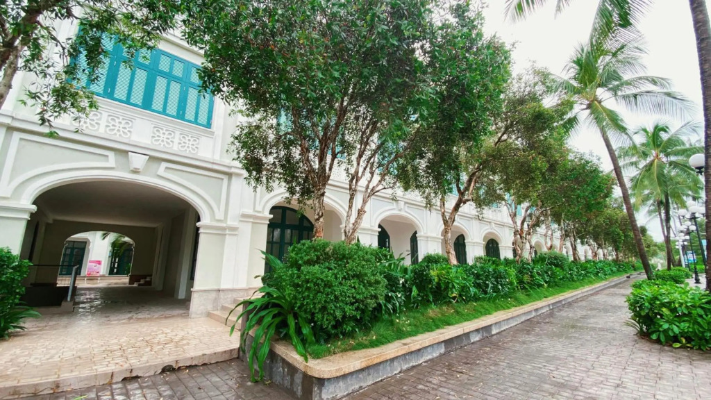 9BR West coast Phu Quoc townhouse by beach and shared swimming pools