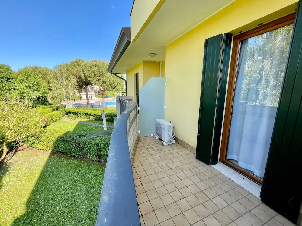 Holiday House With Pool and Garden