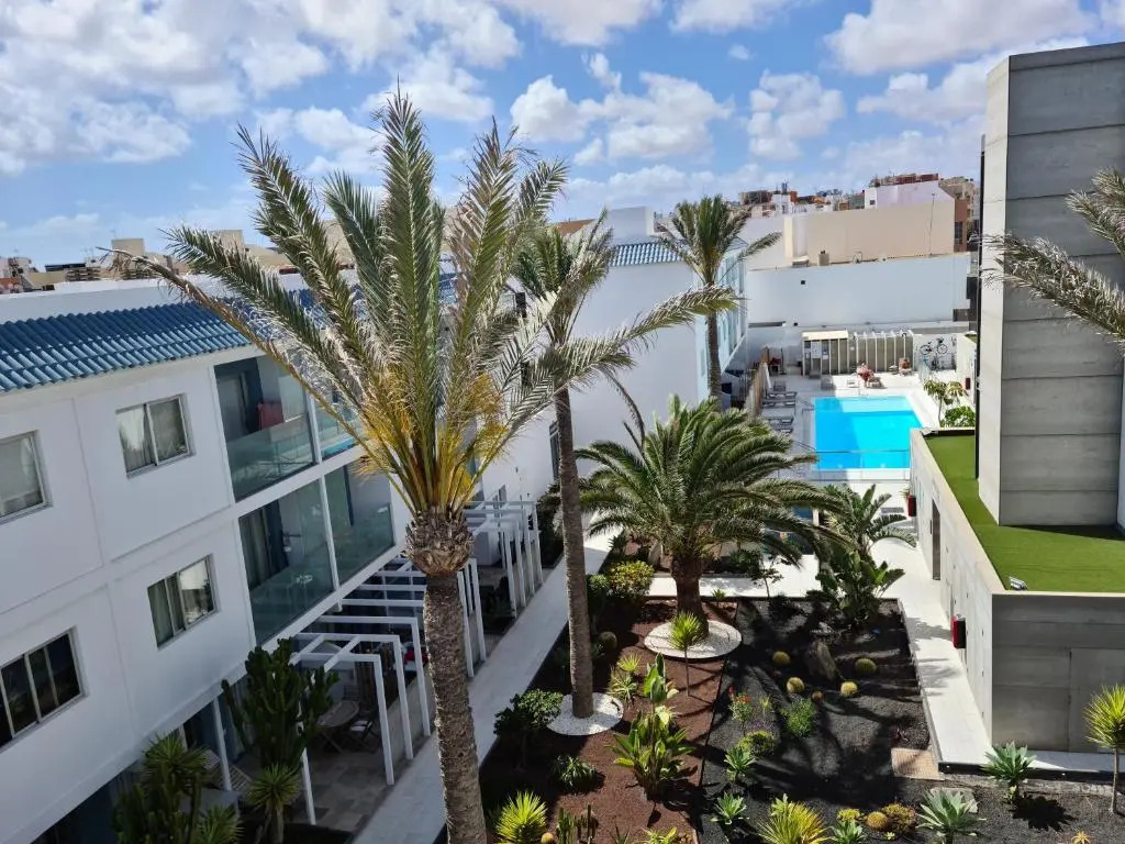 COOL Apartment NEAR Beach Pool & AC 1