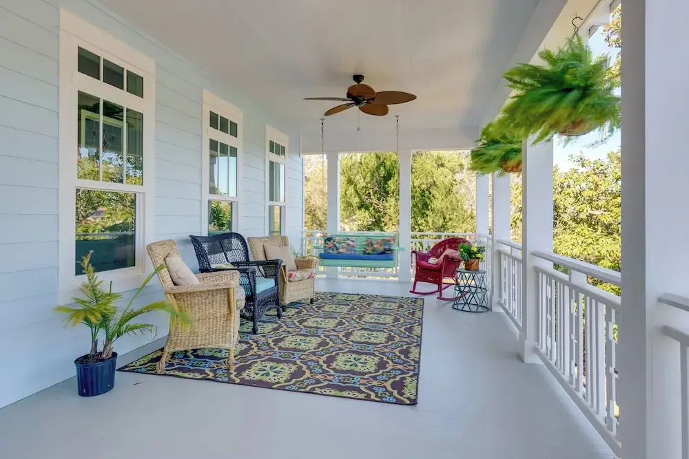 Harbor Oaks Haven: Walk to Front Beach & Downtown!