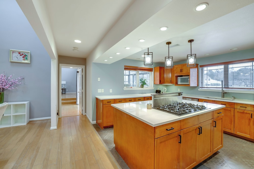 6 Mi to Dtwn Garland: Group Getaway w/ Pool Access