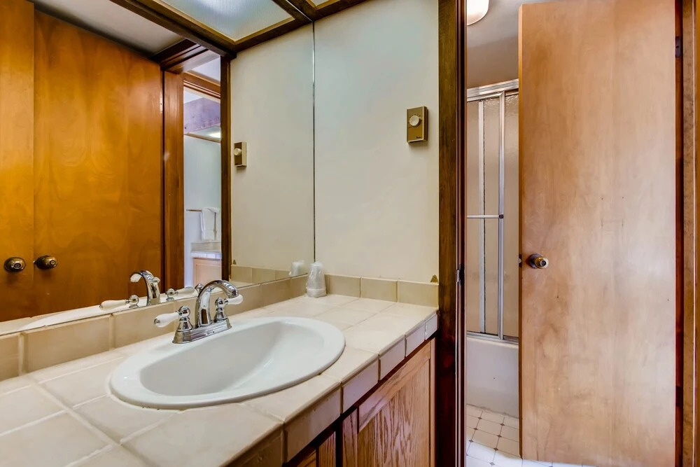 2 Br Buttes - Breathtaking Views Of Mountain Range 2 Bedroom Condo - No Cleaning Fee! by RedAwning