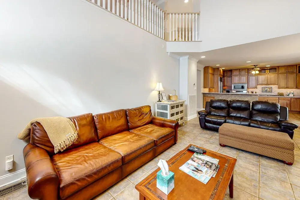 Beautiful Home With Modern Conveniences - Close to the Beach, Dogs Welcome
