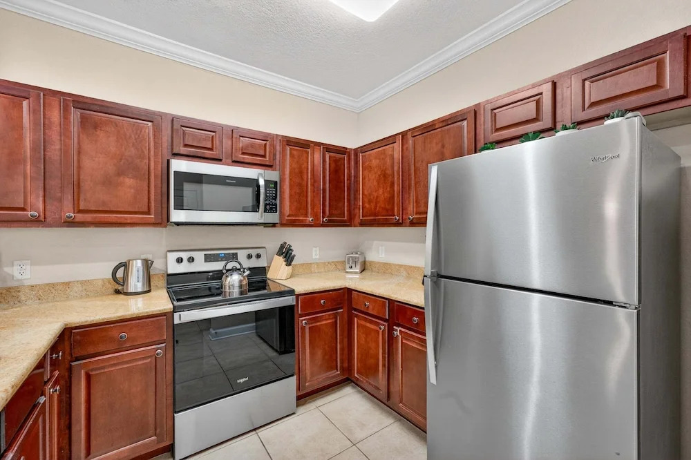 Condo 2BR With Lanai & Shared Pool, hot Tub, gym