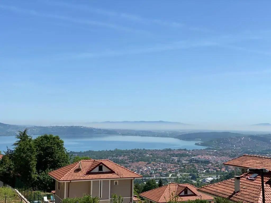 Sapancada Göl Manzarali Özel Havuzlu 3+1 Vi̇lla