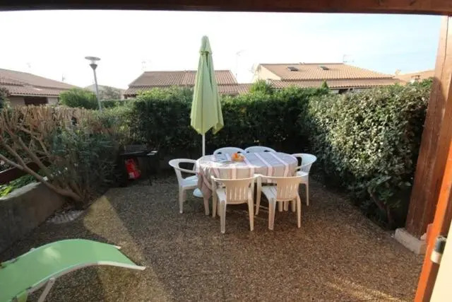 Jolie villa dangle pour 5 couchages, clim sejour, terrasse, parking dans residence securisee piscine commune 400m de la mer LRJP16