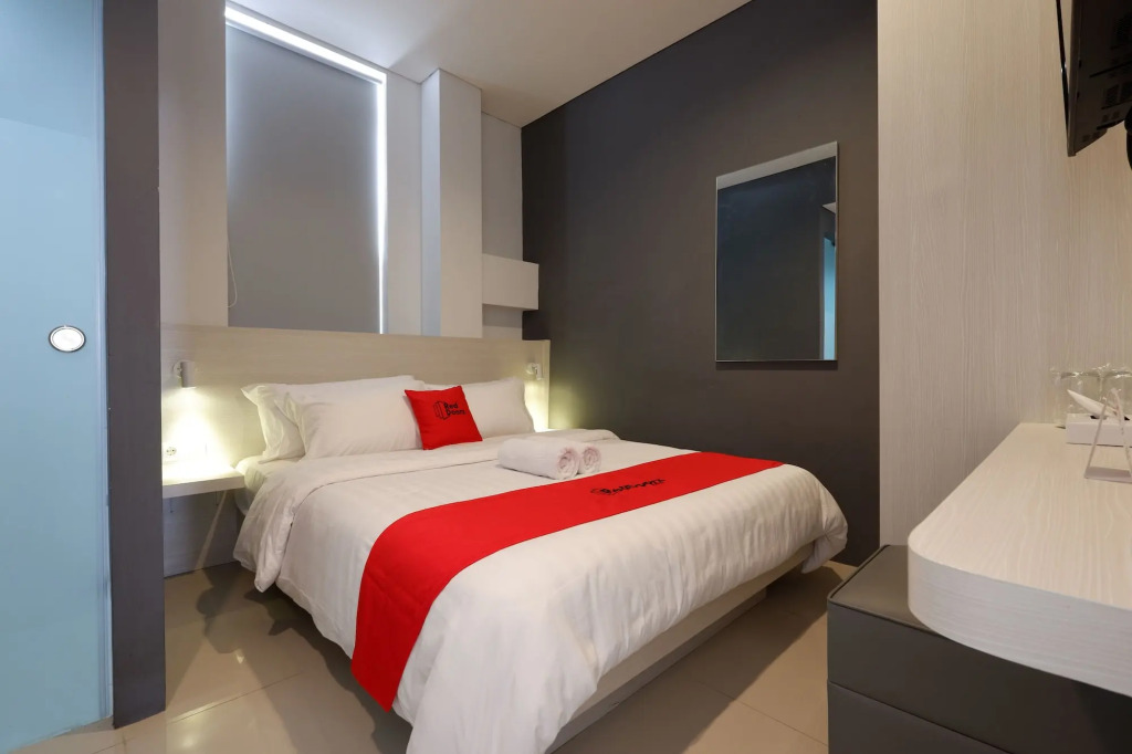 RedDoorz Plus near Ciputra Mall Simpang Lima