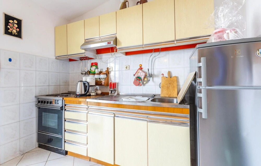 Beautiful Apartment in Okrug Gornji With Wifi and 2 Bedrooms