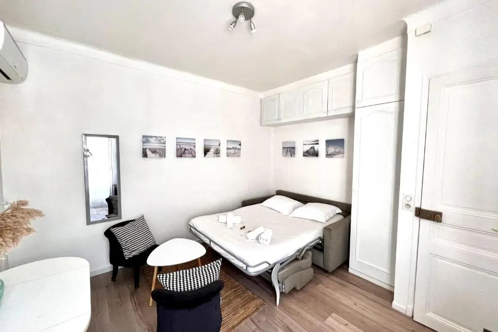 30m Studio in the heart of old Antibes wifi air conditioning