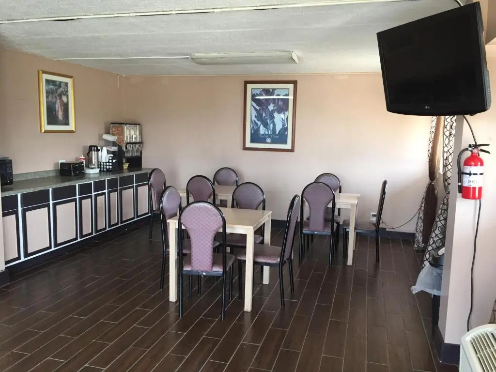 Economy Inn of Holland