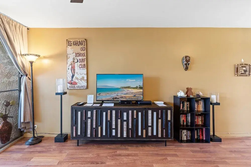 Kalama Terrace P-307 - 3rd-floor Walkup, 7 min Walk to Charley Young Beach, AC!